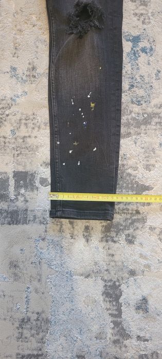 Bershka Super Skinny Jeans gri închis cu rupturi și efect paint