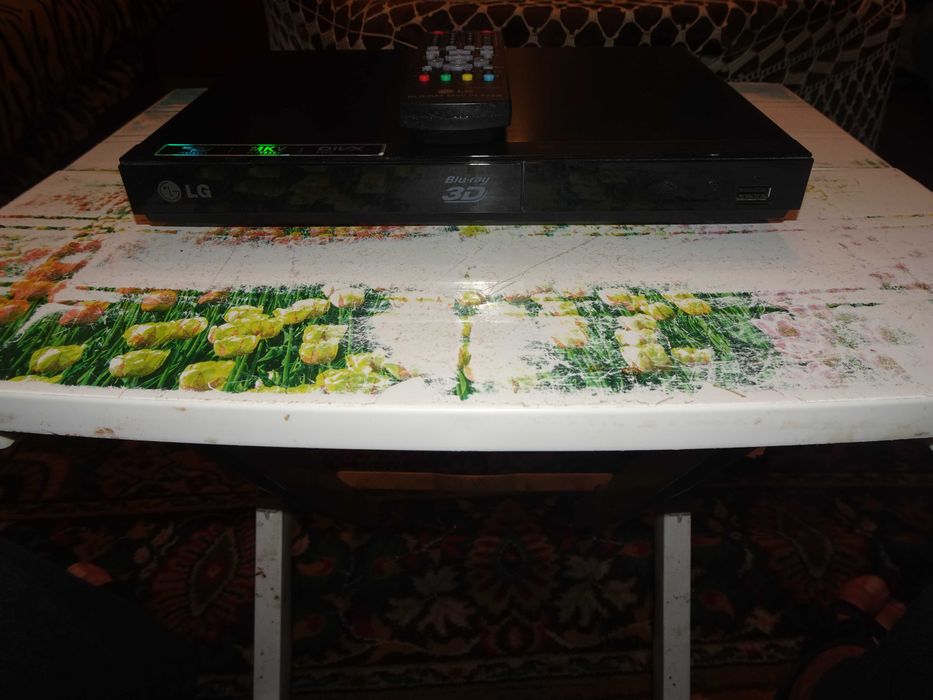 Blu-Ray Player LG BP325, с работещо USB, моля прочети описанието.