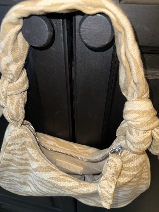 Zara чанта бежова със зеброви ленти