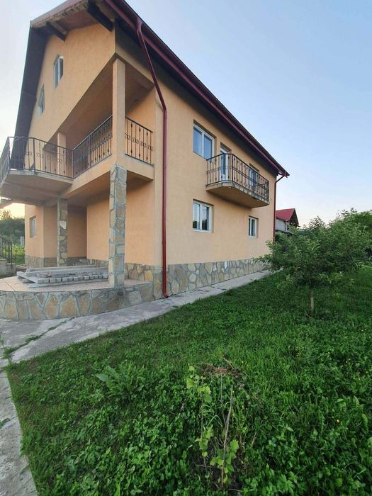 Vând casă și teren