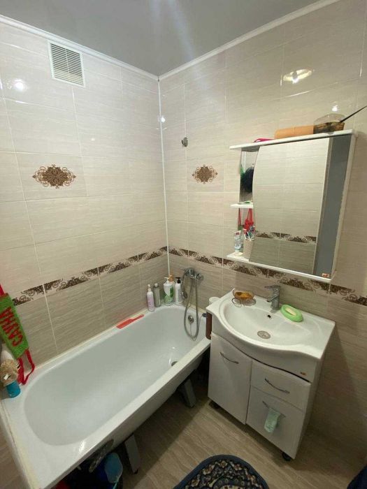 продам 4 комнатную на 8мкр