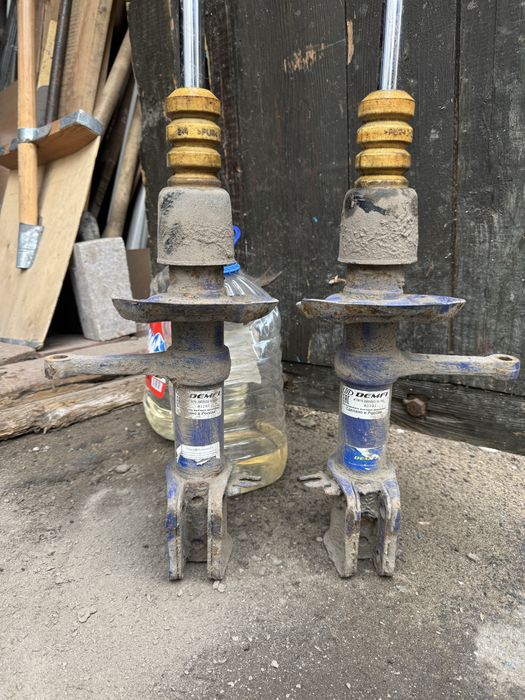 Продам стойки передние демфи комфорт на приору/10