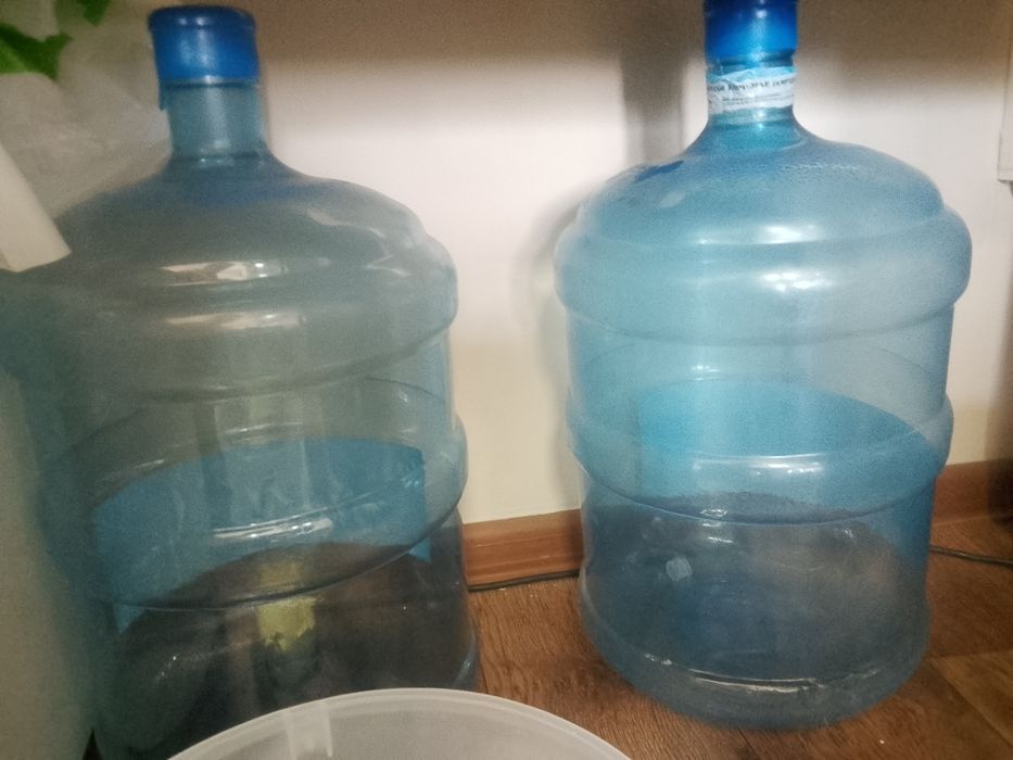 Бутыли для воды.