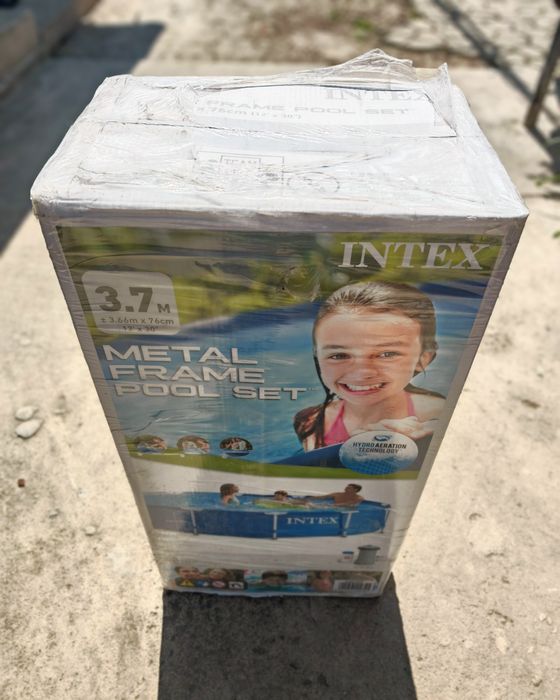 Vând piscina Intex