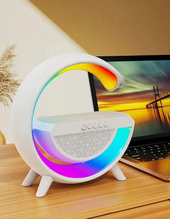 Тонколона с лед светлини и станция за безжично зареждане