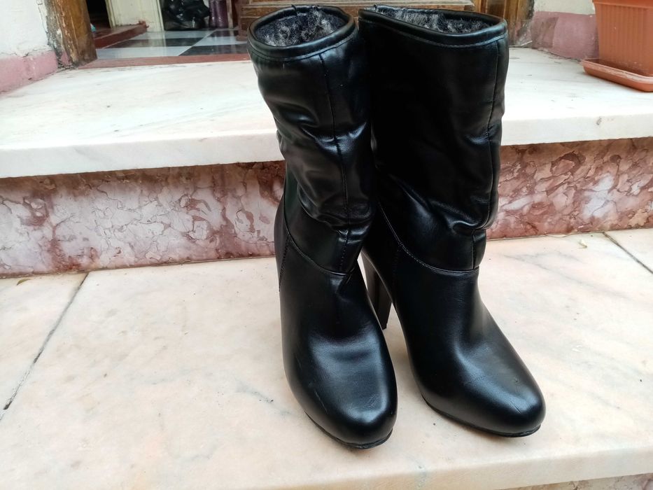 Vând cizme noi, moderne, îmblănite, cu toc