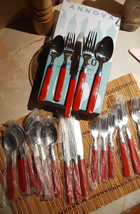 Set tacamuri  inox Argintii stralucitor cu  rosu - 4 persoane