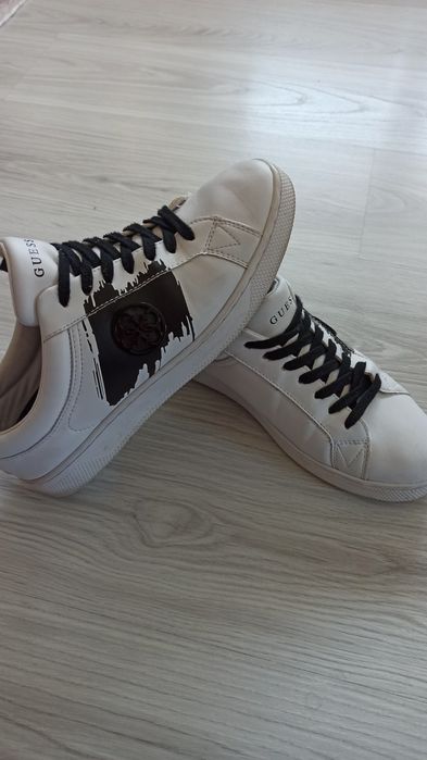 Оригинални обувки на GUESS  41 номер