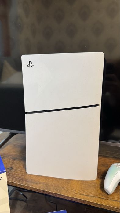 PS5 slim 1TB holati yangi (1 emas 2 ta jostik)