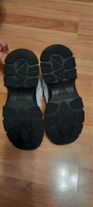 Продавам маратонки GUESS, оригинални