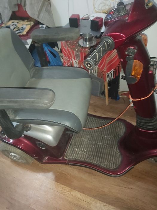 Căruț electric pentru persoane cu dizabilități în stare f.bună