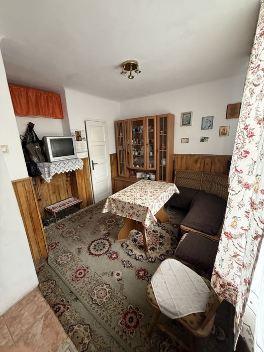 Vând apartament în Aștileu + curte exterioară cu anexe
