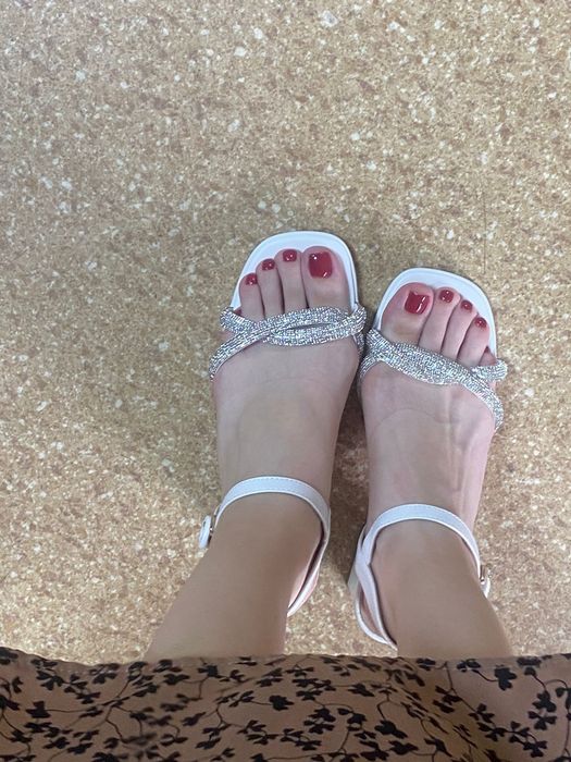 Продам босоножки белого цвета