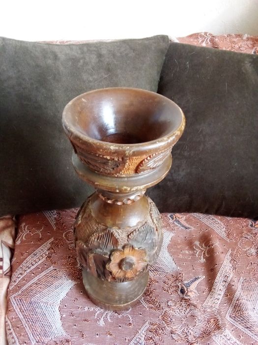 Старинна ваза за изкуствени цветя