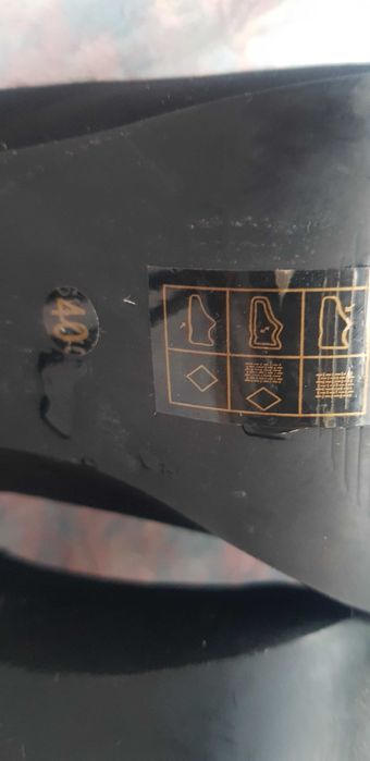 pantofi negri cu toc inalt si decoratiune argintie