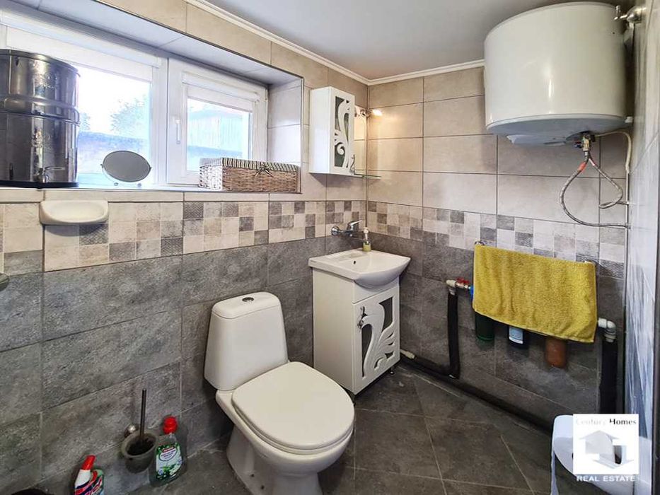 175101 Масивна къща с голям двор и кладенец  в село Петко Славейков