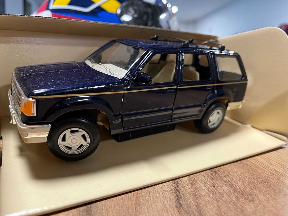 Метална колекционерска количкa FORD EXPLORER/MUSTNAG 1992г.Maisto 1:24