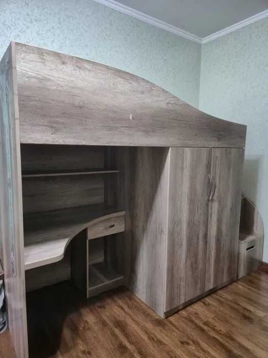 Детская кровать, двухэтажная, со шкафом и рабочей зоной