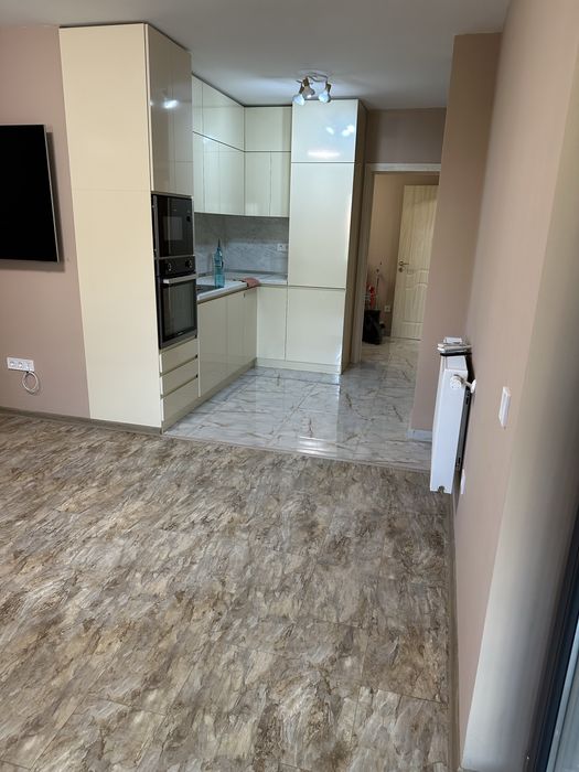 Дава се под наем Тристаен апартамент в Сливен, Център - 80 кв.м за 612 € - Снимка #4