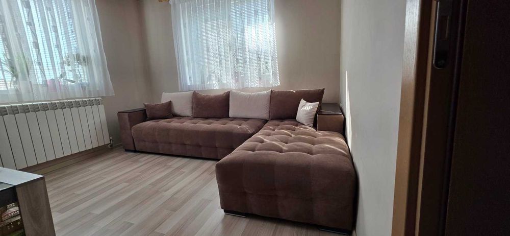 Продавам ъглов диван ползван съвсем малко . В отлично съатояние