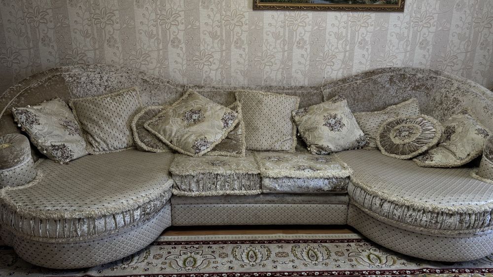 Диван продам. В гостинную