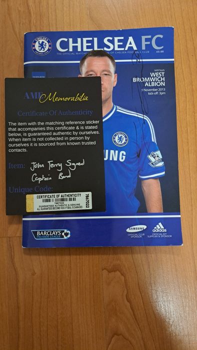 Футболни артикули и карти с автографи!