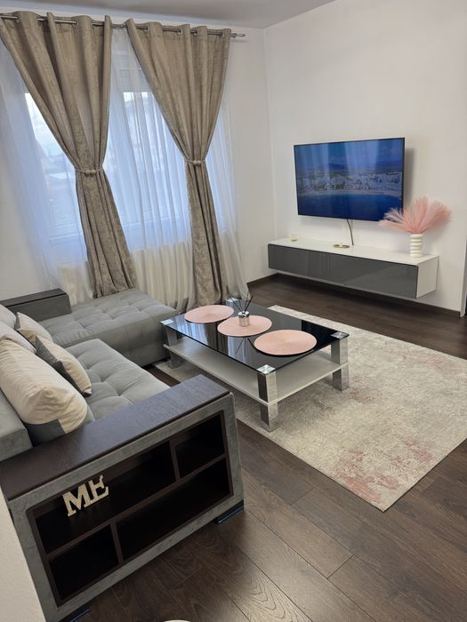 Apartament de vânzare cu 4 camere, zona Clinica Sanovil, sud