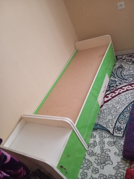 Yosh bolalar uchun kravat va tumba