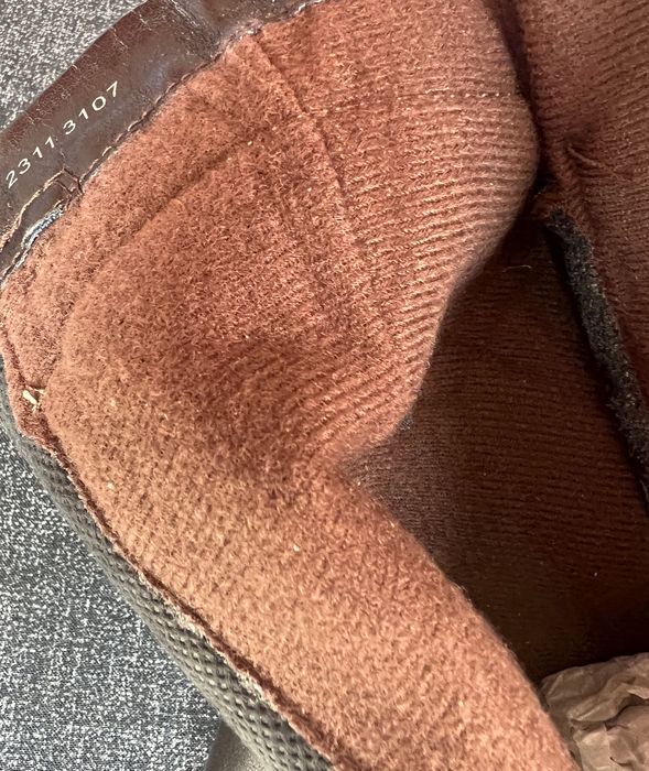 Нови детски ботуши от изкуствена кожа с текстилна подплата. Размер 36.