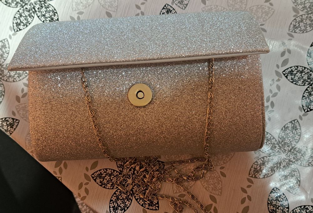 Сребристи обувки и чанта