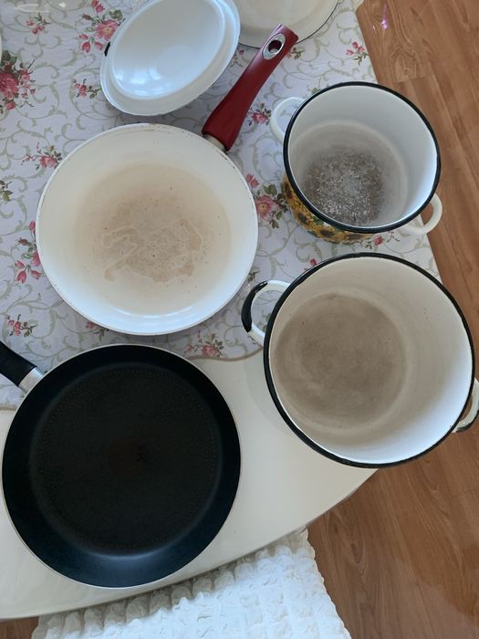 Сковородки, кастрюли.