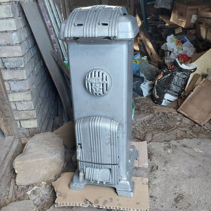 Отоплителна  печка на дърва . Печката е  Метал 2.Употребявана е  2 сез