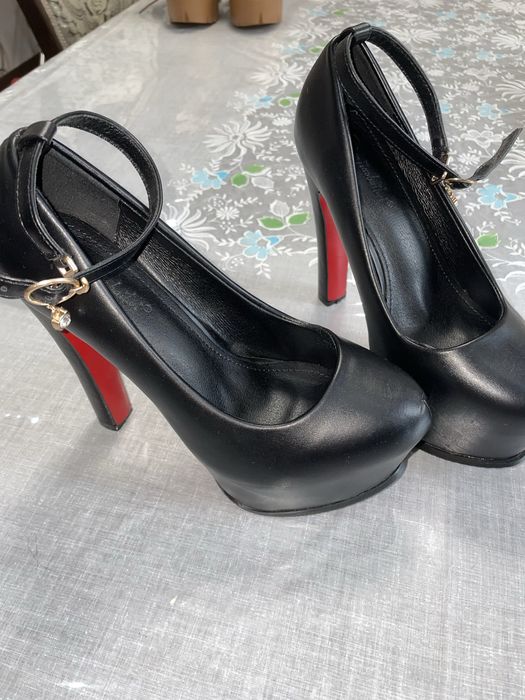 Женская обувь, черные каблуки