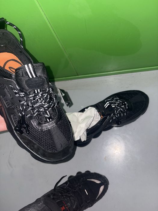 Versace chain reaction , 425-370 lei negociabil. Marime 42-43 . Sunt noi fara cutie dar au eticheta .