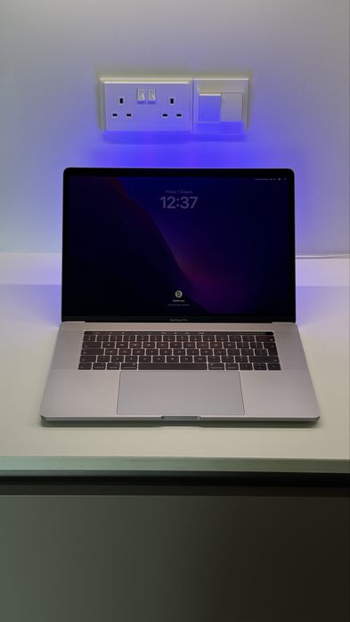 Apple Macbook 15” | Intel i9 2,9 GHz | 32 GB RAM | 512GB SSD | 2018