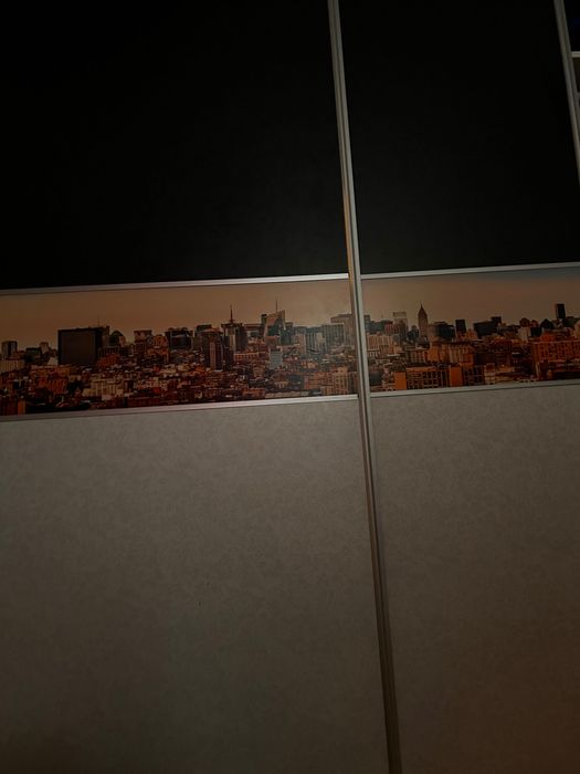 Гардероб  с принт по средата  - изглед на Манхатън