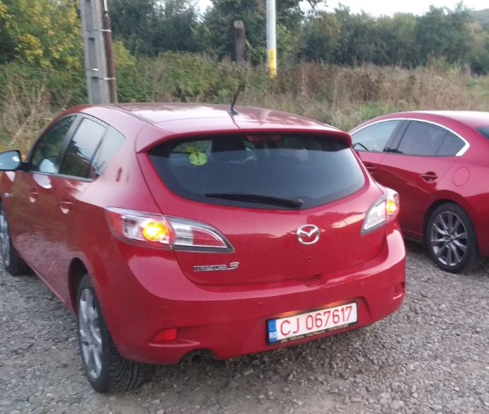Spoiler Mazda 3 original culoarea rosu aprins (spart intr-un stalp)
