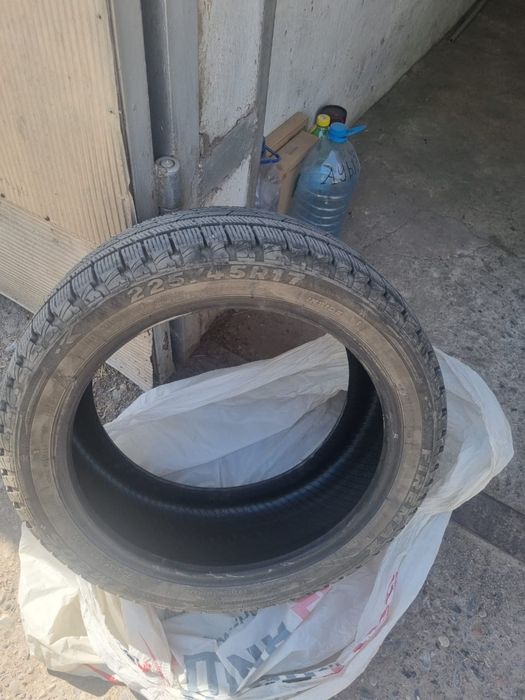 Срочно продам зимние шины 225/45/17