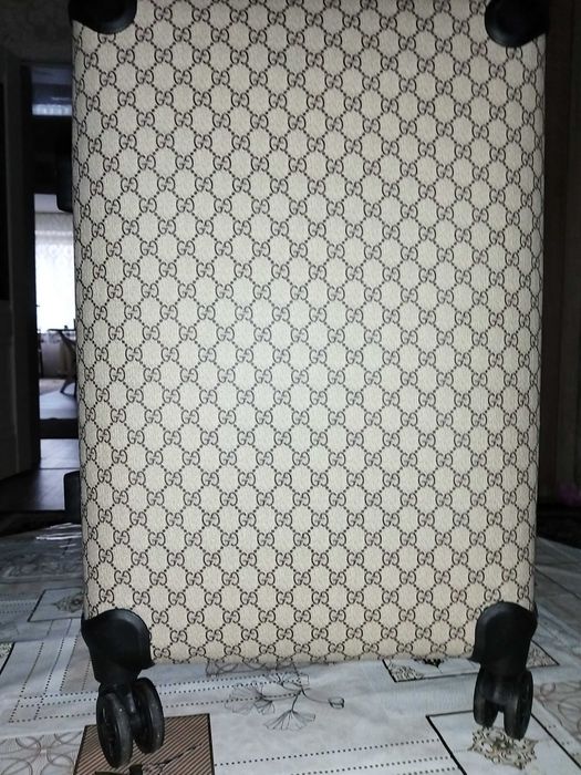 Чемодан на колёсиках