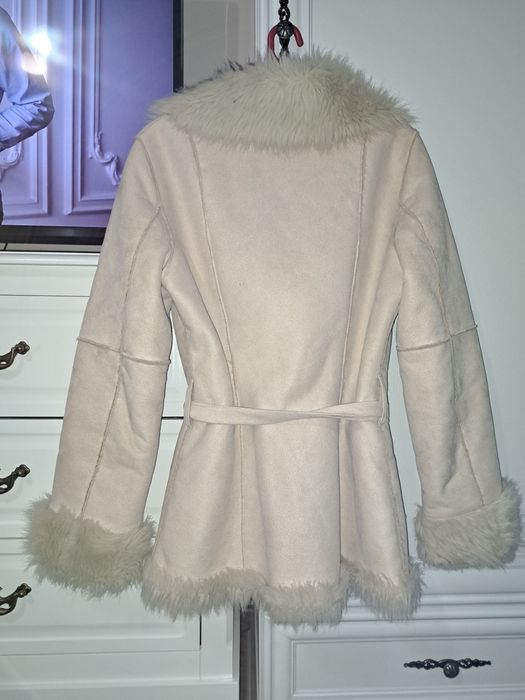 Haina blana sintetica