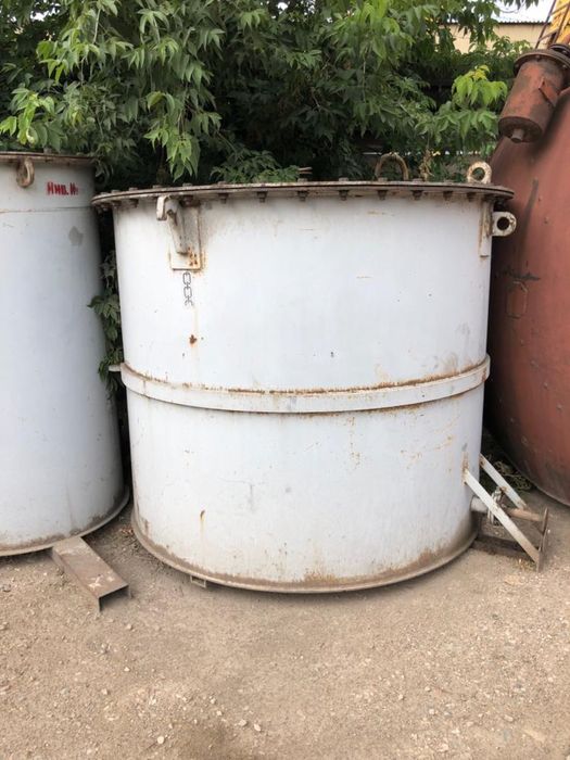 Ёмкость 4куба вертикальная, есть заливная сверху и снизу выход