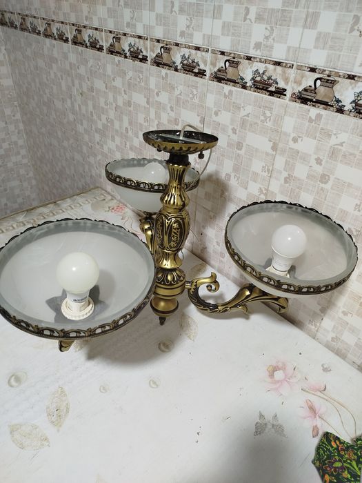 Люстра сотилади 250 тысяч