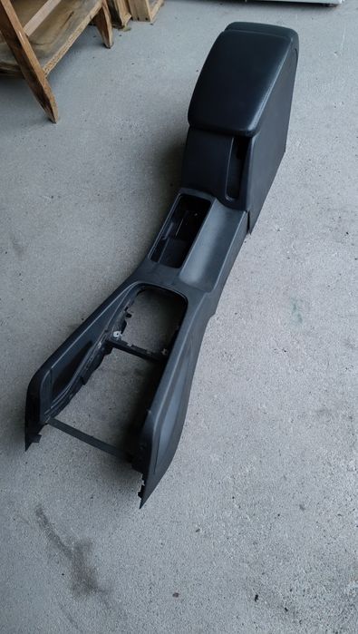 • Продавам подлакътник за голф 5 кожен и нормален (черен, сив и бежов)