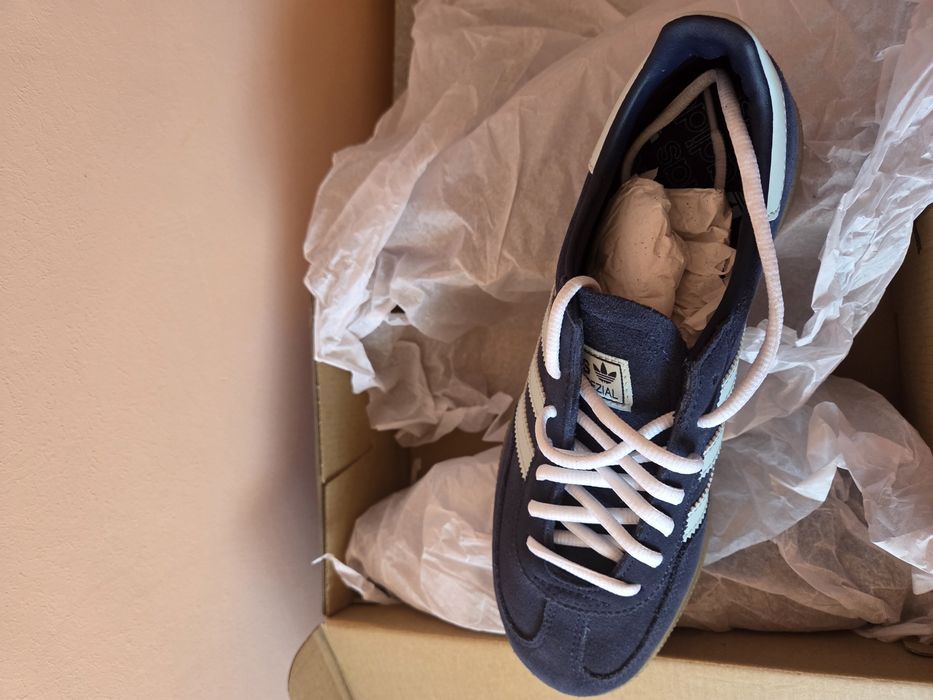 Vand Adidas marimea 41, talpa este 25,5 cm