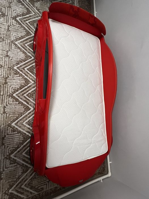 Детская кровать в виде машины