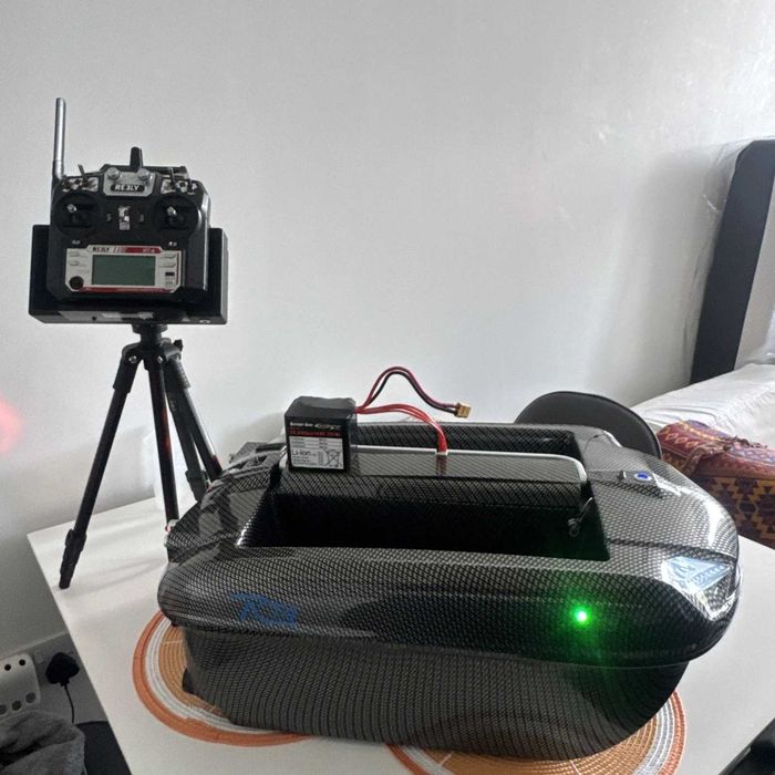 продавам лодка за захранка Carplounge RT4 + Сонар Raymarine dragonfly