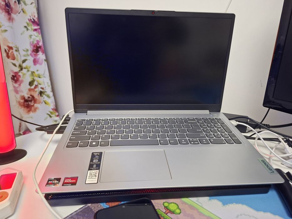 Vând Laptop Lenovo Ideapad 1 windows 11