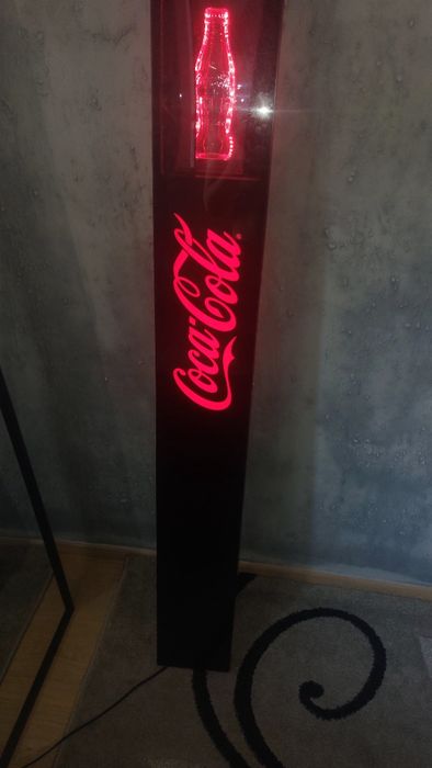 Stand iluminat cu logo si sticla coca cola