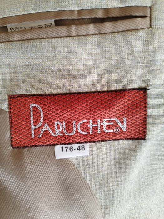 Продавам мъжки костюми.