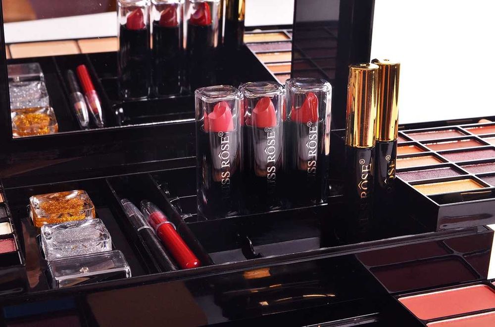 Комплект грим Miss Rose – многофункционална палитра с огледало